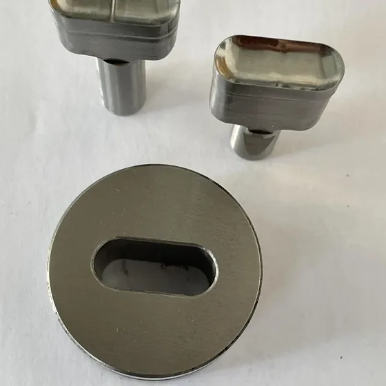 Oblong die with matching punches